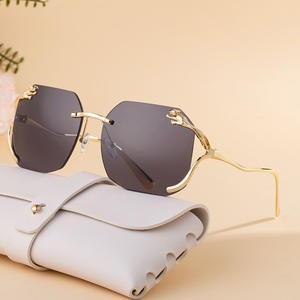 Gafas de sol de lujo sin montura para mujer, patillas de metal dorado, protección UV400, estilo Instagram, lentes de policarbonato, gafas de sol clase 2 - Product Image 5