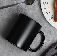 Tasse à café en céramique de porcelaine noire lisse de 11 oz personnalisée en gros tasse en céramique classique avec poignée pour thé au lait