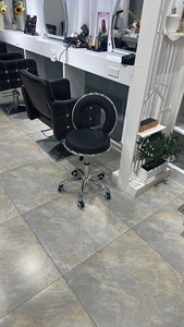 Taburete Elevador Profesional de Metal Zxm para Salón de Belleza, Barbería y Peluquería, Diseño Giratorio Especializado - Product Image 6