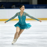 Robe de patinage artistique vert sarcelle, col en V, manches longues en maille, dos ouvert croisé, jupe entièrement ornée de strass pour adultes et enfants
