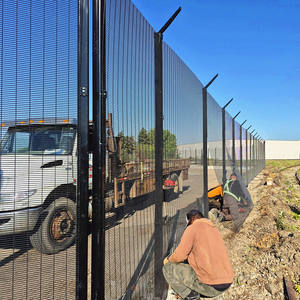 شبكة معدنية متطورة عالية الجودة مجلفنة مضادة للتسلق من كلوريد البولي فينيل مضادة للقطع من سياج الرؤية الواضحة ألواح مسامير أمنية يمكن تجميعها بسهولة - Product Image 1