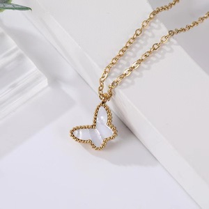 Articolo all'Ingrosso di Tendenza: Collana con Farfalla in Acciaio Inossidabile Placcato Oro 18K e Smalto Multicolore, Gioiello Elegante da Donna - Product Image 3