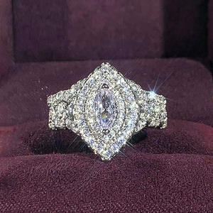 Anello in Oro Bianco con Diamante Taglio Marquise, Diamante Naturale per Fidanzamento, Colore D, con Pietre Laterali per Donna - Product Image 5