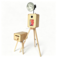 Trépied photo vintage en chêne clair, meuble pour iPad, smartphone, appareil photo et imprimante, idéal pour événements et mariages (à louer)