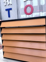 TOMA Fenêtres à persiennes modernes en aluminium avec lames en bois, ouverture verticale et finition grain de bois pour volets de salle de bain