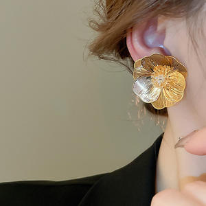 Recién llegado, pendientes <span class=keywords><strong>de</strong></span> mariposa <span class=keywords><strong>de</strong></span> concha <span class=keywords><strong>de</strong></span> flor <span class=keywords><strong>de</strong></span> lazo <span class=keywords><strong>de</strong></span> oro <span class=keywords><strong>de</strong></span> 18 quilates <span class=keywords><strong>de</strong></span> acero inoxidable, exquisitos pendientes <span class=keywords><strong>de</strong></span> Margarita para regalo <span class=keywords><strong>de</strong></span> mujer - Product Image 3