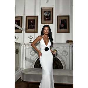 Robe de soirée longue blanche sans bretelles, coupe trapèze, taille empire avec décoration florale drapée, style fête, disponible en tailles XS à XL et grandes tailles - Product Image 3