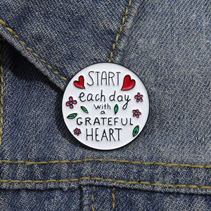 Commencez chaque jour avec un coeur reconnaissant broche émail broches personnalisé inspirant <span class=keywords><strong>proverbe</strong></span> insigne épinglette bijoux cadeau pour les amis - Product Image 5