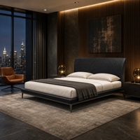 Lit inclinable minimaliste italien en cuir matelassé, avec pieds en métal fins, moderne et luxueux, rembourré pour chambre de villa
