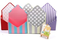 Boîte de papier kraft en forme d'enveloppe de paquet de fleurs de vacances avec stratification mate/brillante et différentes couleurs