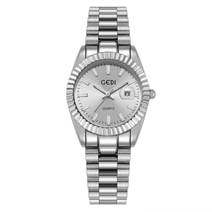 Montre pour femme avec lunette cannelée et bracelet en acier, un élément de joaillerie sophistiqué doté d'un affichage de la date. - Product Image 1