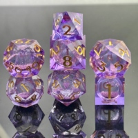 Juego de dados DND de resina poliédrica de 7 piezas con núcleo líquido de color ciruela y bordes afilados, con números dorados para Dungeons and Dragons