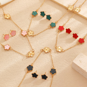 2-delige set gelukbrengende klaverblad choker ketting dames acryl klaverblad bedel verguld collier oorbellen sieradenset - Product Image 3