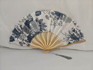 Éventail pliant artisanal de style samouraï japonais, design unique et traditionnel avec motifs floraux et anges, idéal pour les voyages en extérieur et la fraîcheur. - Product Image 3