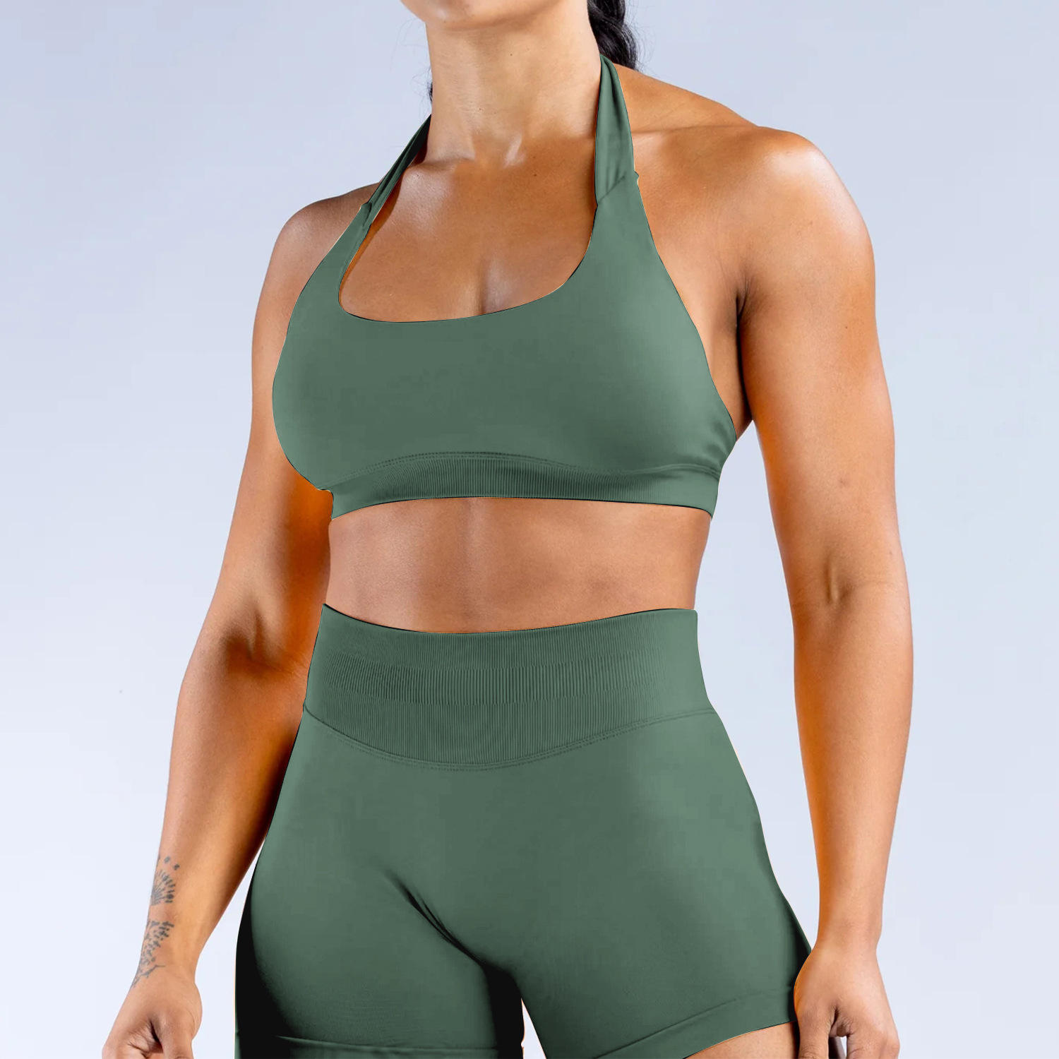 บราแบบคล้องคอสีเขียวพิสตาชิโอและกางเกงขาสั้นสีเขียวพิสตาชิโอ