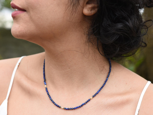 Delicado Collar de Varias Capas con Cuentas de Lapislázuli Azul <span class=keywords><strong>Oscuro</strong></span> y Perlas, Chapado en Oro sobre Acero Inoxidable - Product Image 4
