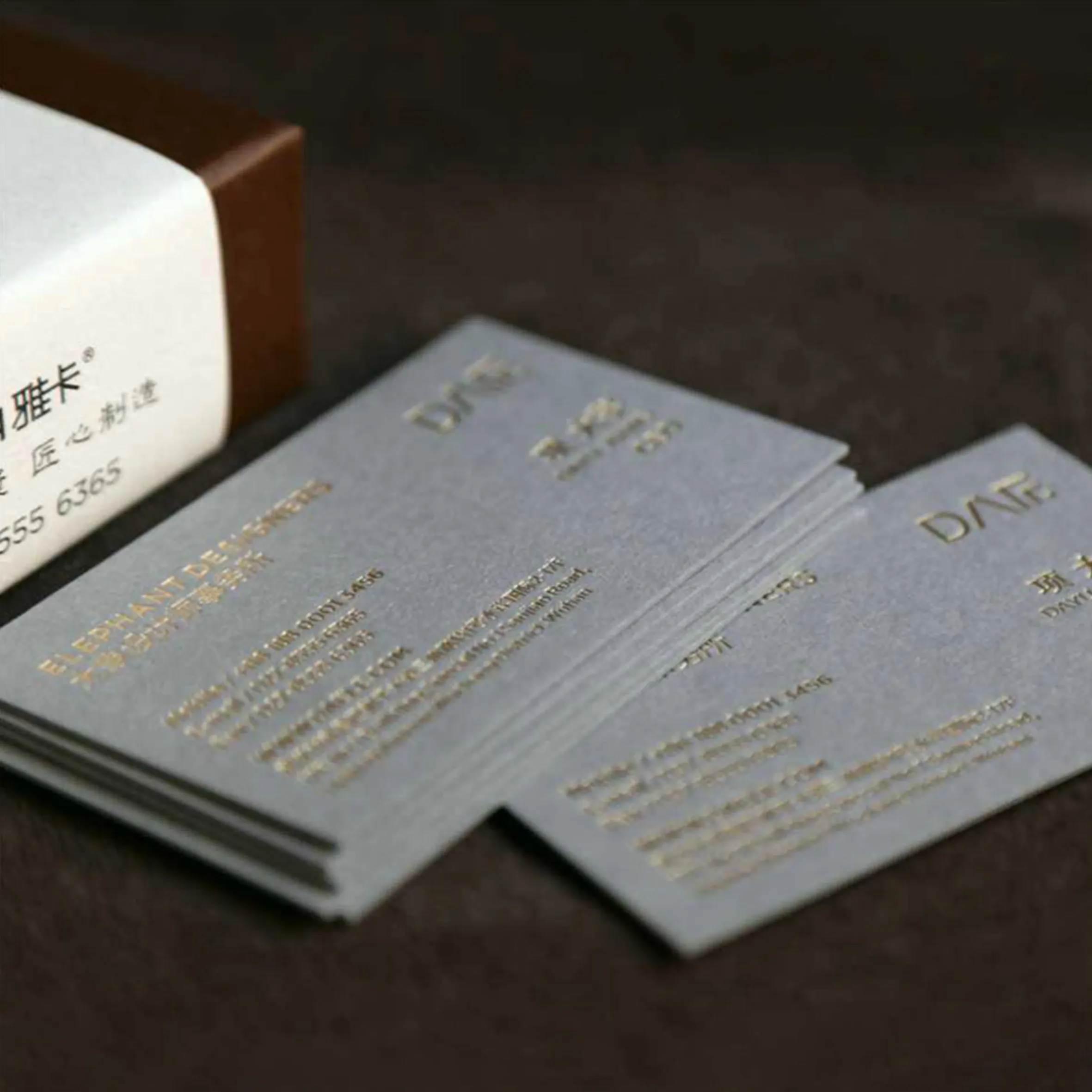 Faible quantité minimale de commande haute qualité luxe personnalisé feuille Logo en relief carte de visite carte postale carte de mariage carte de remerciement