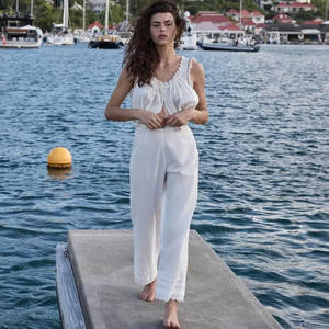 Pantalon décontracté blanc taille mi-haute respirant pour femme, coupe droite amincissante, avec détails brodés en dentelle et boutons, idéal pour l'été - Product Image 3