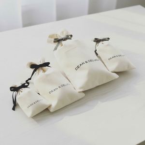 Sac d'emballage pour bonbons de Noël en coton mousseline recyclé naturel, personnalisé avec logo estampé à chaud, pochette cadeau à cordon pour les fêtes - Product Image 4