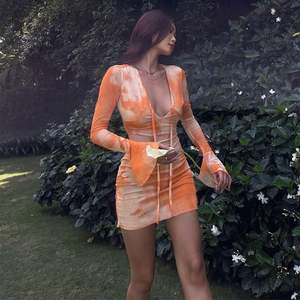 <span class=keywords><strong>2022</strong></span> été nouvelles robes à encolure en V Offres Spéciales <span class=keywords><strong>Tik</strong></span> <span class=keywords><strong>Tok</strong></span> femmes Sexy tissu côtelé Orange marbre imprimé robe - Product Image 4