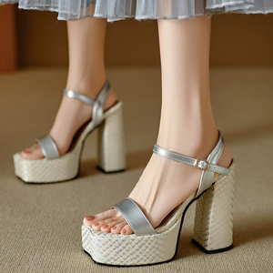 Sandalias de tacón grueso con plataforma y tira única plateadas de punta abierta para mujer, talla grande 45, para pies anchos - Product Image 4