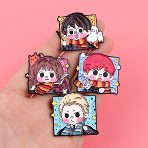 Nuova Spilla Distintivo Anime Magic Academy, Simbolo Carino di Platform Ine <span class=keywords><strong>e</strong></span> Three Quarters, Pin Smaltato da Bavero - Product Image 2