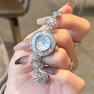 นาฬิกาข้อมือผู้หญิง Clastyle ดีไซน์หรูหรา ประดับเพชรและมุกเปลือกหอย - Product Image 5