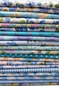 Nueva tela estampada de sarga de algodón puro con diseño floral multicolor, lista para usar en patchwork y confección de ropa de cama. - Product Image 1