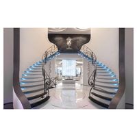 Escalier courbé écologique Prima Residential avec une conception durable et une construction sécurisée