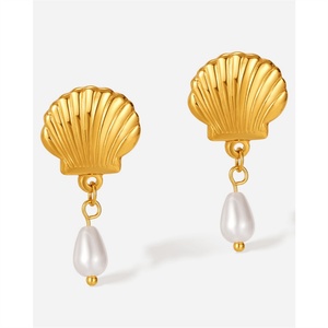 Boucles d'oreilles clous élégantes et délicates pour femme, en acier inoxydable plaqué or, avec pendentif perle et coquillage - Product Image 3