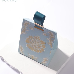 Boîte à bonbons triangulaire de style français, gaufrée, pour mariage, haut de gamme, style Instagram, boîte d'emballage alimentaire créative en carton, vente en gros - Product Image 4