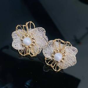 Pendientes de Perlas Florales de Encaje Tejidos a Mano, Diseño Italiano, con Flores de Malla y Perlas de Agua Dulce con Baño de Oro de 14K - Product Image 2