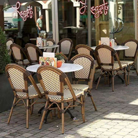 Ensemble table et chaises de bistrot français d'extérieur en rotin tressé empilable pour hôtel, restaurant, bistrot, bar, extérieur