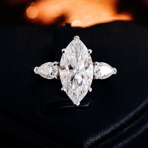 Bague en or 10k, 14k, 18k avec pierre principale en moissanite maya de 3 carats, fabriquée par l'usine de bijoux Mushan, bague pour femmes à trois pierres principales - Product Image 3