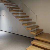 Escalier en bois massif en forme de L moderne, préfabriqué en usine, flottant en extérieur, avec marche et contremarche à poutre simple pour appartement