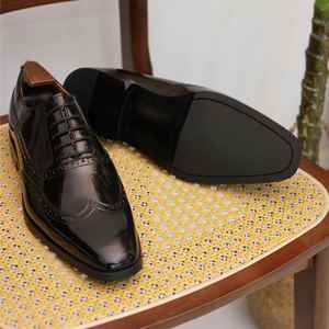 รองเท้าหนังแกะสลักแบบใหม่สไตล์อังกฤษสำหรับผู้ชาย หัวเหลี่ยม ผูกเชือก น้ำหนักเบา ระบายอากาศได้ดี กันลื่น แบบ Brogue Oxford เหมาะสำหรับใส่ไปทำงาน - Product Image 3