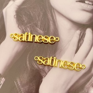 ป้ายโลหะคุณภาพสูงแบบกำหนดเองสำหรับติดเสื้อผ้า ป้ายชื่อโลหะ ป้ายโลโก้โลหะสำหรับฮิญาบ/อาบายะห์ - Product Image 4