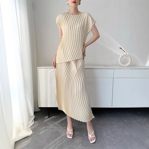 Conjunto Midi Plisado Sólido Hecho a Mano para Mujer, Top + Falda, Estilo Veraniego, <span class=keywords><strong>Elegante</strong></span>, <span class=keywords><strong>Juvenil</strong></span>, Cómodo, Informal, de Diseño - Product Image 2