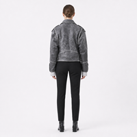 Blouson court pour femme en peau de mouton écologique, style motard, couleur anthracite, effet délavé et vieilli, avec fermeture éclair asymétrique et lacets latéraux, personnalisable