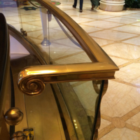 Profils en laiton extrudé pour rampes d'escalier intérieures et de greniers de villa avec services de pliage, découpe et soudure