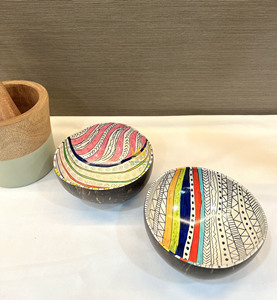 ชามเปลือกมะพร้าวเคลือบเงาทำมือ OEM ลายดอกไม้ ดีไซน์ไม่ซ้ำใคร ของขวัญแต่งงานจากเวียดนาม - Product Image 6