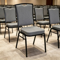 Chaises de banquet empilables de luxe avec pieds en métal argenté et coussin rembourré pour salle de réception