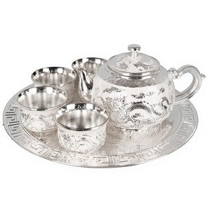 Set da Tè e Vino in Metallo Ecologico di Alta Qualità Design Mediorientale Include 1 Teiera 4 Tazze 1 Piatto per Uso Domestico - Product Image 1