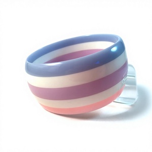 Bracelet large en résine rayé jaune et blanc, design artistique moulé rond, bijou élégant et tendance pour femme, idéal pour mariage et soirée - Product Image 3