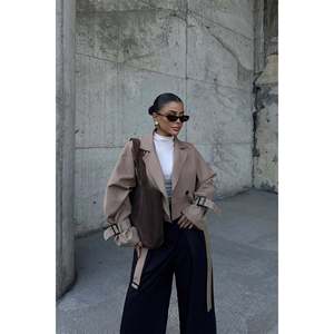 Chaqueta Acolchada de Satén para Mujer, Estilo Letterman, Color Beige, con Botones al Frente, Logotipo Personalizado Bordado, Técnicas de Poliéster, para Otoño y Primavera - Product Image 4