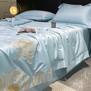 Parure de lit 4 pièces en soie glacée bleue brodée de roses dorées, collection été 2025 - Product Image 3