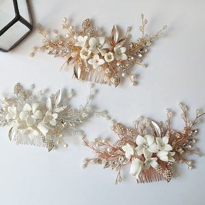 Elegante Pettine <span class=keywords><strong>per</strong></span> Capelli in Ceramica con Fiori e Foglie e Perle d'Acqua Dolce, Accessorio da Donna <span class=keywords><strong>per</strong></span> Sposa e Damigella, Regalo <span class=keywords><strong>per</strong></span> Matrimonio - Product Image 3