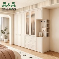 Armoire encastrée de style français, arquée, du sol au plafond, avec panneaux Shaker et niche latérale pour suite parentale
