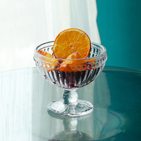 Vintage geëmbosseerde glazen dessertkom met voet, gekleurd glas, ijsbeker voor ijs, fruitsalade, thuis, restaurant, tafeldecoratie