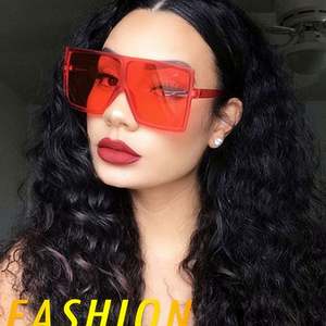 Lunettes de soleil carrées surdimensionnées pour femmes, nouveau style rétro, monture large, verres plats, teintes claires rouge et bleu, protection UV400, avec logo personnalisé - Product Image 1